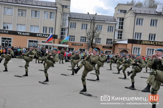День образования 98-й дивизии десантники отметили ярким  шоу на главной площади Кинешмы фото 22