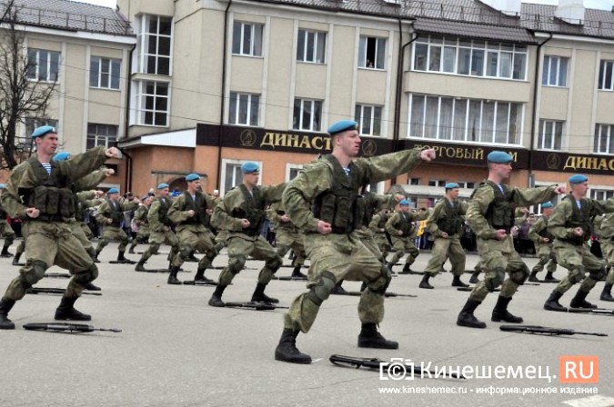 День образования 98-й дивизии десантники отметили ярким  шоу на главной площади Кинешмы фото 21