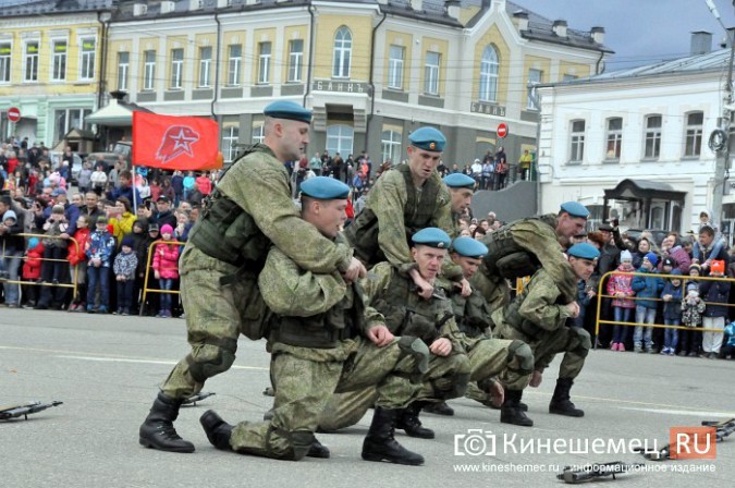 День образования 98-й дивизии десантники отметили ярким  шоу на главной площади Кинешмы фото 30