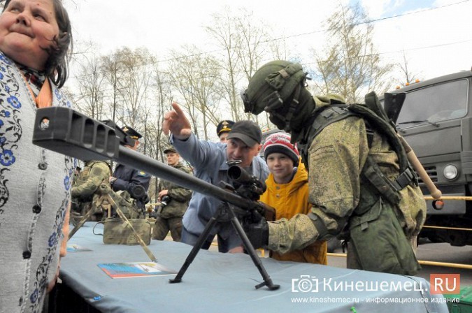 День образования 98-й дивизии десантники отметили ярким  шоу на главной площади Кинешмы фото 9