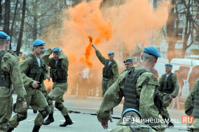День образования 98-й дивизии десантники отметили ярким  шоу на главной площади Кинешмы фото 32