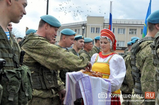 День образования 98-й дивизии десантники отметили ярким  шоу на главной площади Кинешмы фото 18