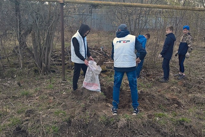 Ребята из детского дома и «молодогвардейцы» помогают ветеранам фото 2