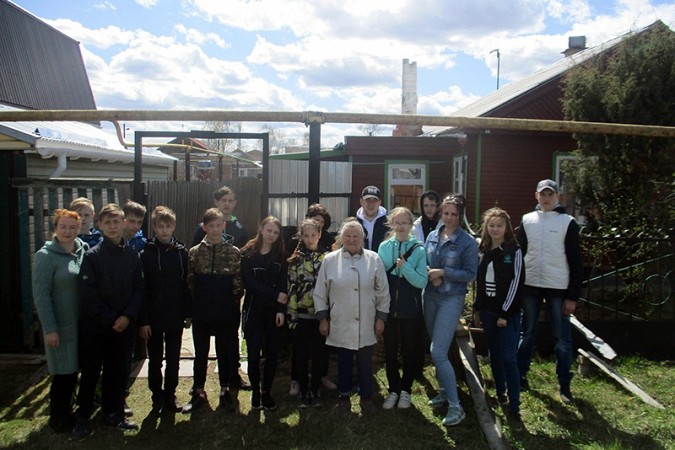 Ребята из детского дома и «молодогвардейцы» помогают ветеранам фото 4