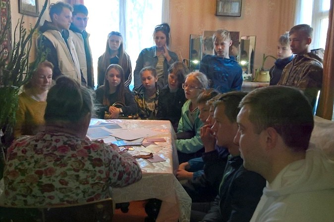 Ребята из детского дома и «молодогвардейцы» помогают ветеранам фото 3