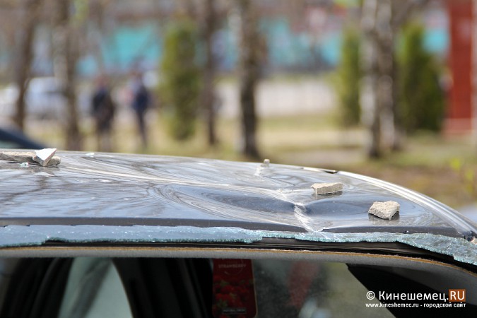 В Кинешме на автомобиль рухнул кусок штукатурки фото 4