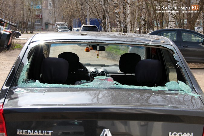 В Кинешме на автомобиль рухнул кусок штукатурки фото 3