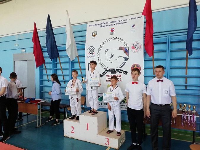 За призы спортшколы «Волжанин» бились каратисты фото 12