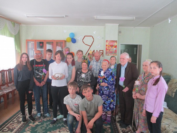 Воспитанники детского дома спели для пожилых кинешемцев фото 3