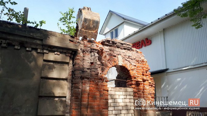 В центре Кинешмы экскаватором порушили исторические ворота, представлявшие опасность фото 5