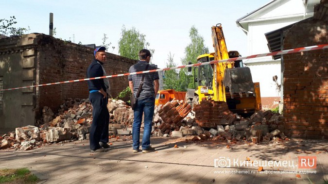 В центре Кинешмы экскаватором порушили исторические ворота, представлявшие опасность фото 6