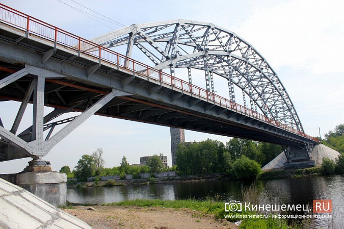 К обещанной повторной покраске Никольского моста в Кинешме пока не приступили фото 2