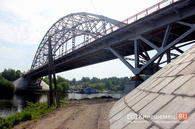 К обещанной повторной покраске Никольского моста в Кинешме пока не приступили фото 4