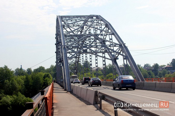 К обещанной повторной покраске Никольского моста в Кинешме пока не приступили фото 5