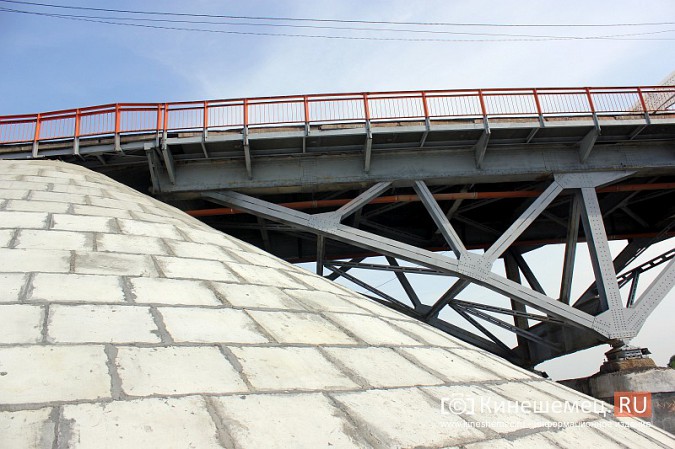 К обещанной повторной покраске Никольского моста в Кинешме пока не приступили фото 3