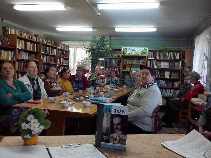 В кинешемском клубе «Гармония» звучали стихи Булата Окуджавы фото 2