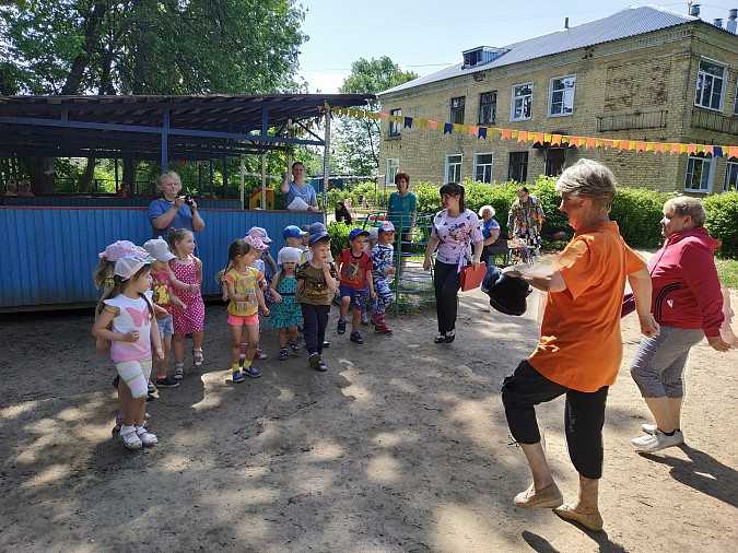 «Серебряные» волонтеры подарили маленьким кинешемцам сказку фото 7