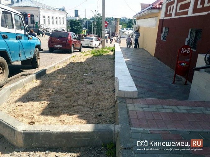 Туристы в центре Кинешмы вынуждены лицезреть убогие газоны фото 8