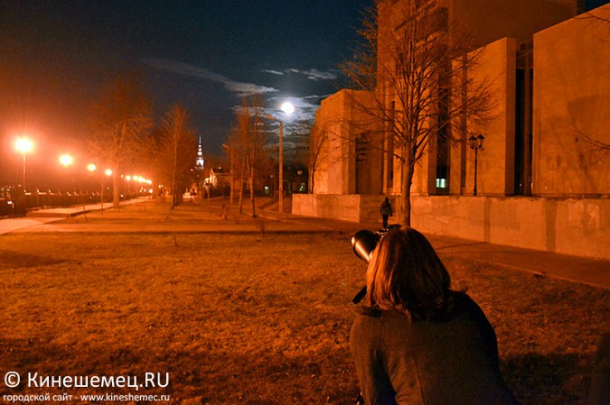 Кинешемцы смотрели на Луну в телескоп фото 18