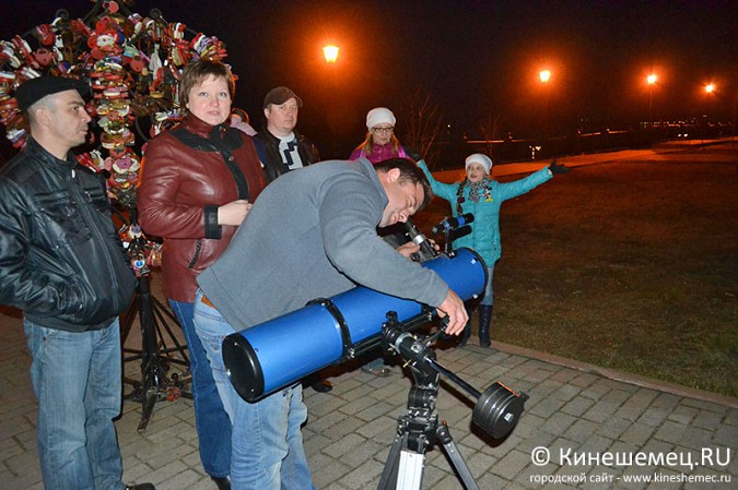 Кинешемцы смотрели на Луну в телескоп фото 3