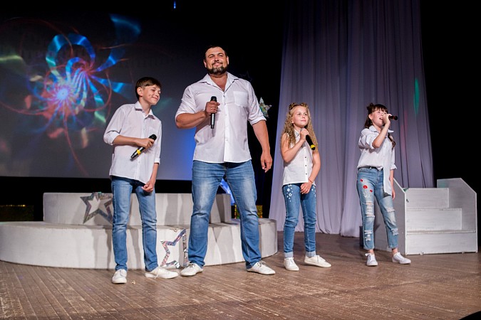 «Верные друзья» завершили творческий сезон необычным отчетным концертом фото 10