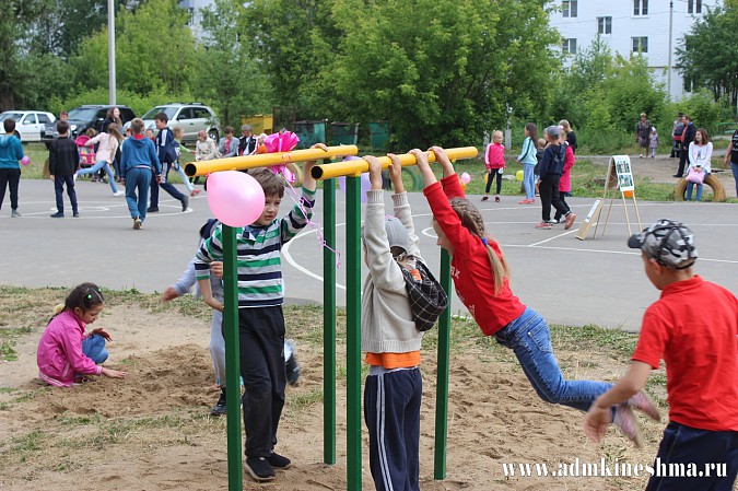 В Кинешме с помпой открыли детскую площадку на ДХЗ фото 3