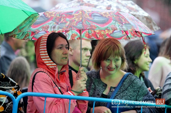 «Дождливый» вечерний концерт собрал на Дне Кинешмы самых стойких горожан фото 16