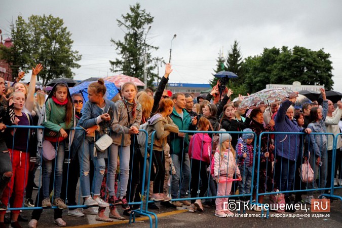 «Дождливый» вечерний концерт собрал на Дне Кинешмы самых стойких горожан фото 7