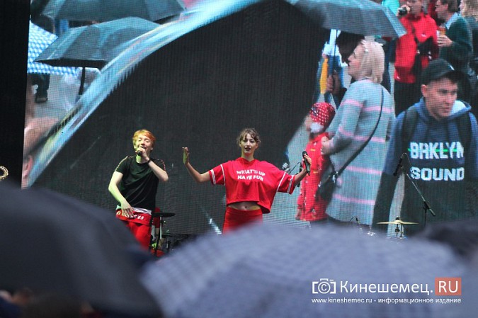 «Дождливый» вечерний концерт собрал на Дне Кинешмы самых стойких горожан фото 26