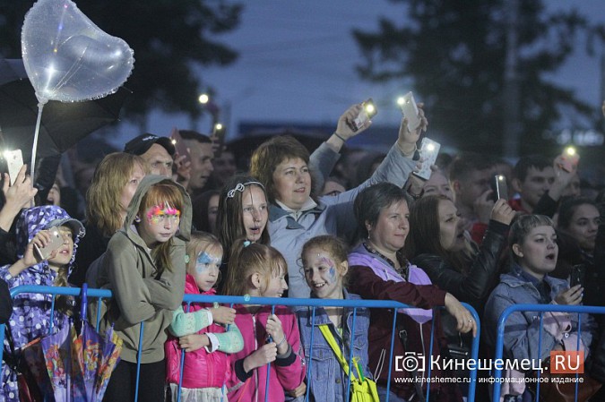 «Дождливый» вечерний концерт собрал на Дне Кинешмы самых стойких горожан фото 53