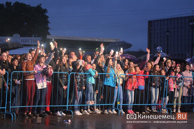 «Дождливый» вечерний концерт собрал на Дне Кинешмы самых стойких горожан фото 52