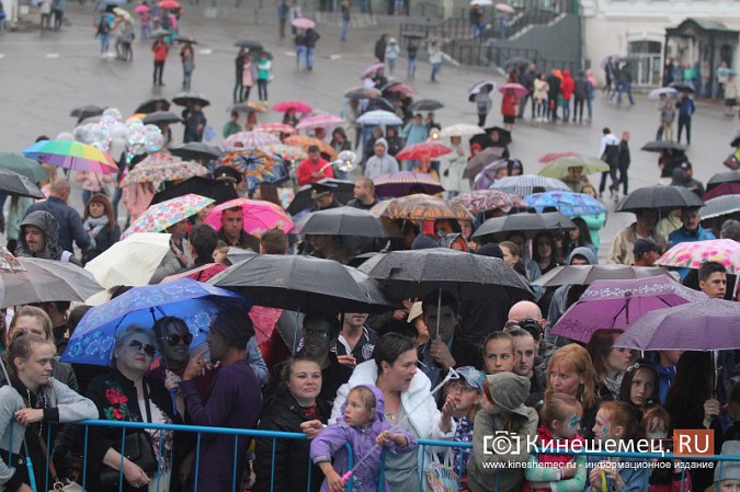 «Дождливый» вечерний концерт собрал на Дне Кинешмы самых стойких горожан фото 39