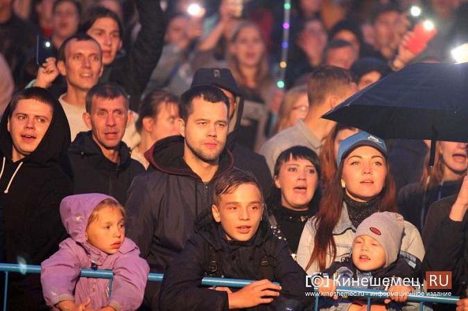 «Дождливый» вечерний концерт собрал на Дне Кинешмы самых стойких горожан фото 54
