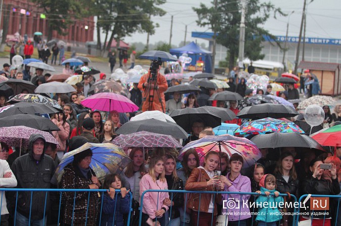 «Дождливый» вечерний концерт собрал на Дне Кинешмы самых стойких горожан фото 41