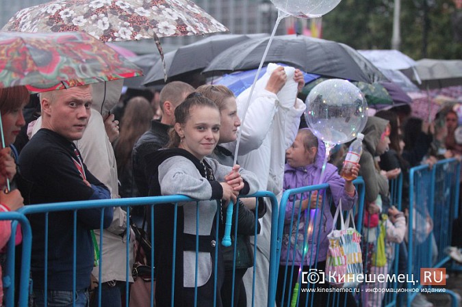 «Дождливый» вечерний концерт собрал на Дне Кинешмы самых стойких горожан фото 46