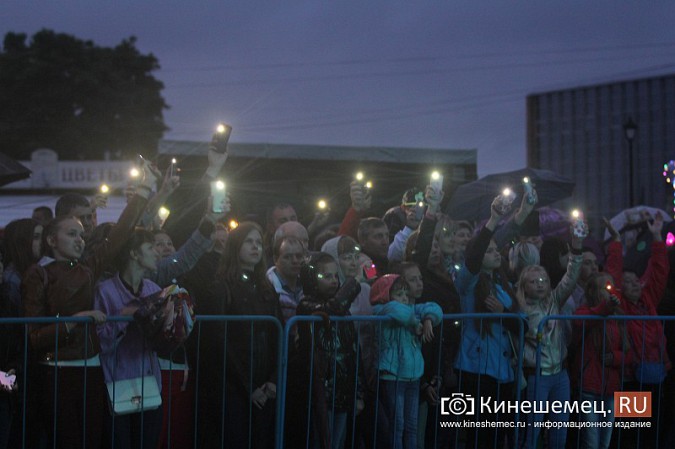 «Дождливый» вечерний концерт собрал на Дне Кинешмы самых стойких горожан фото 51