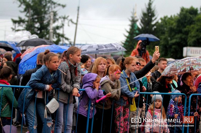 «Дождливый» вечерний концерт собрал на Дне Кинешмы самых стойких горожан фото 14