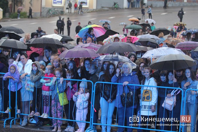 «Дождливый» вечерний концерт собрал на Дне Кинешмы самых стойких горожан фото 38