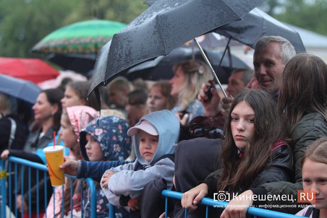 «Дождливый» вечерний концерт собрал на Дне Кинешмы самых стойких горожан фото 21