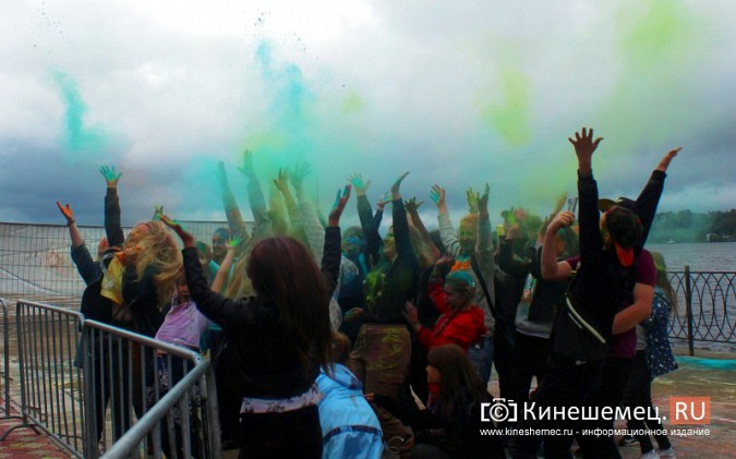В День Кинешмы на нижней набережной надували пузыри и обсыпались краской фото 15