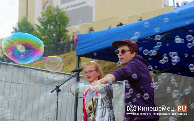 В День Кинешмы на нижней набережной надували пузыри и обсыпались краской фото 4
