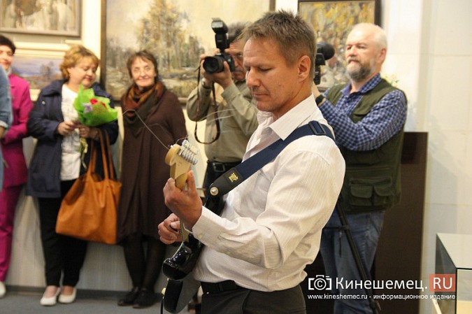 Под ритмы электрогитары в Кинешме открылась юбилейная выставка Владимира Шагина фото 12