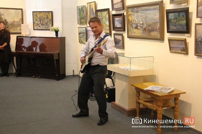 Под ритмы электрогитары в Кинешме открылась юбилейная выставка Владимира Шагина фото 10