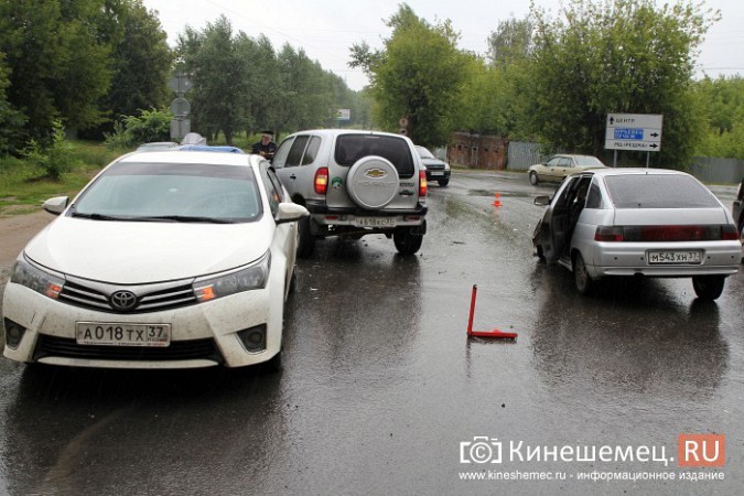 «Нива» спровоцировала столкновение 3 автомобилей у Кузнецкого моста в Кинешме фото 8