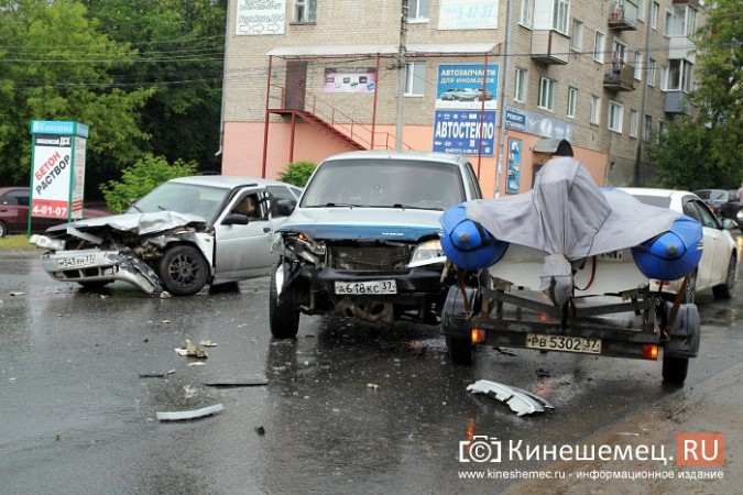 «Нива» спровоцировала столкновение 3 автомобилей у Кузнецкого моста в Кинешме фото 2