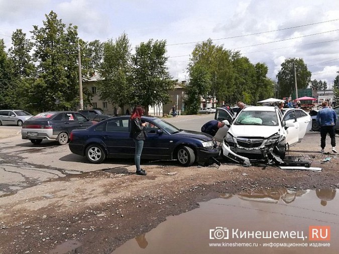 У гипермаркета на «Чкаловском» произошло тройное ДТП фото 4