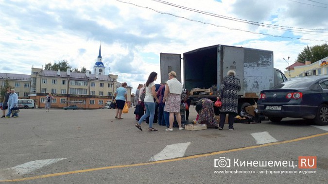 На центральной площади Кинешмы продолжается незаконная торговля фото 2