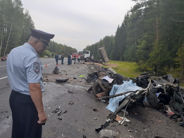 Два грузовика «Volvo» и «МАЗ» раздавили «десятку» в Ивановской области фото 6