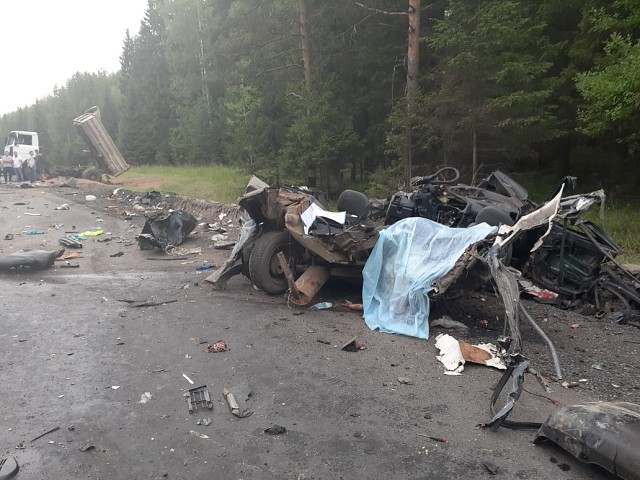 Два грузовика «Volvo» и «МАЗ» раздавили «десятку» в Ивановской области фото 12