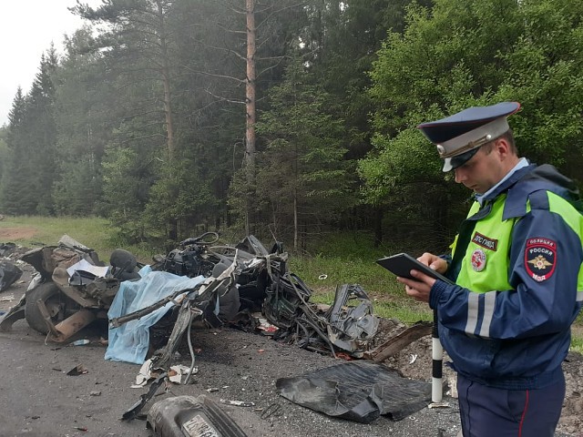 Два грузовика «Volvo» и «МАЗ» раздавили «десятку» в Ивановской области фото 11